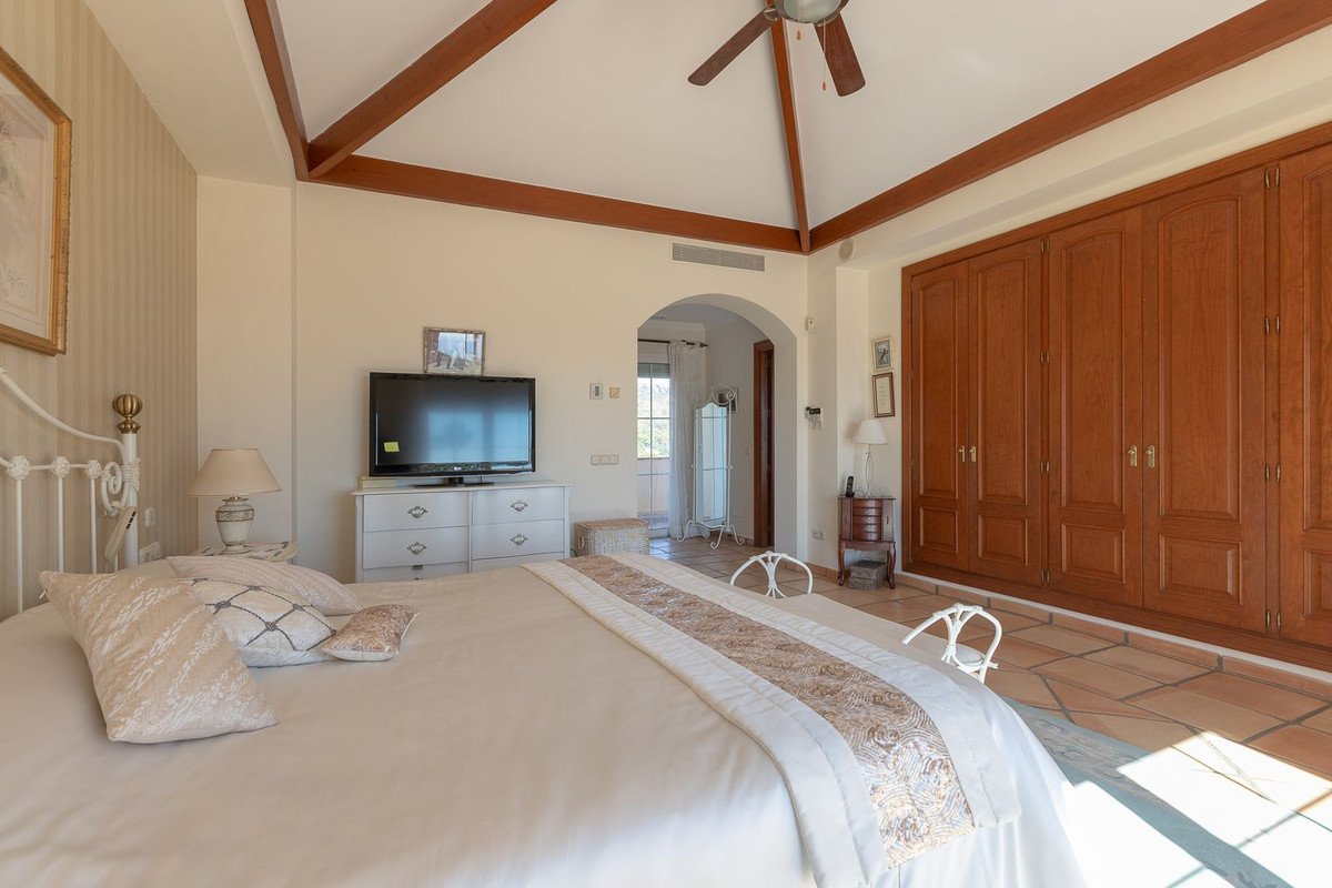 5 Bed Detached Villa in Elviria