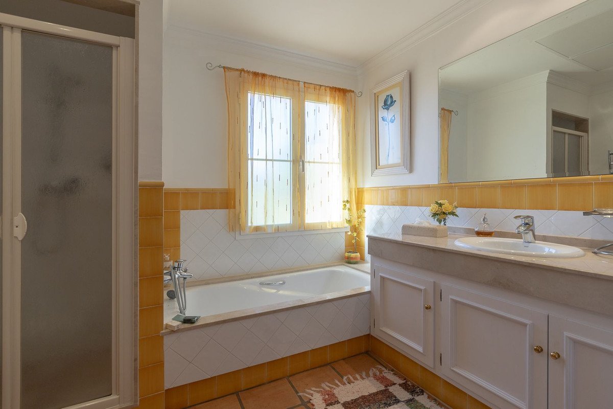 5 Bed Detached Villa in Elviria