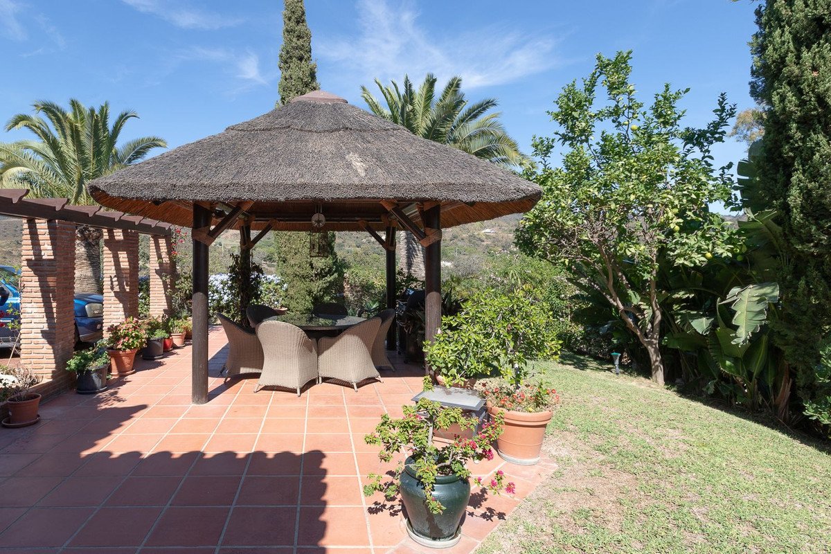 5 Bed Detached Villa in Elviria