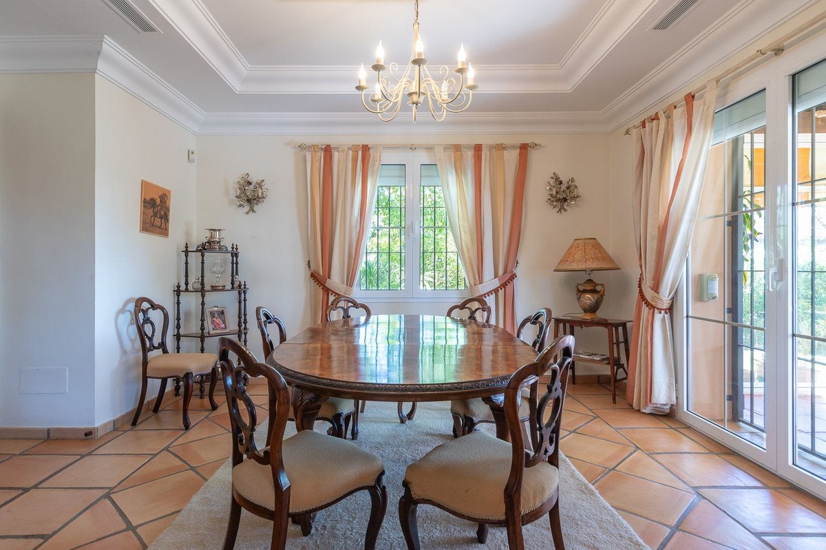 5 Bed Detached Villa in Elviria