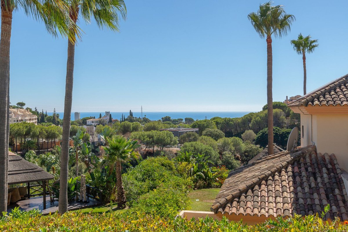 5 Bed Detached Villa in Elviria