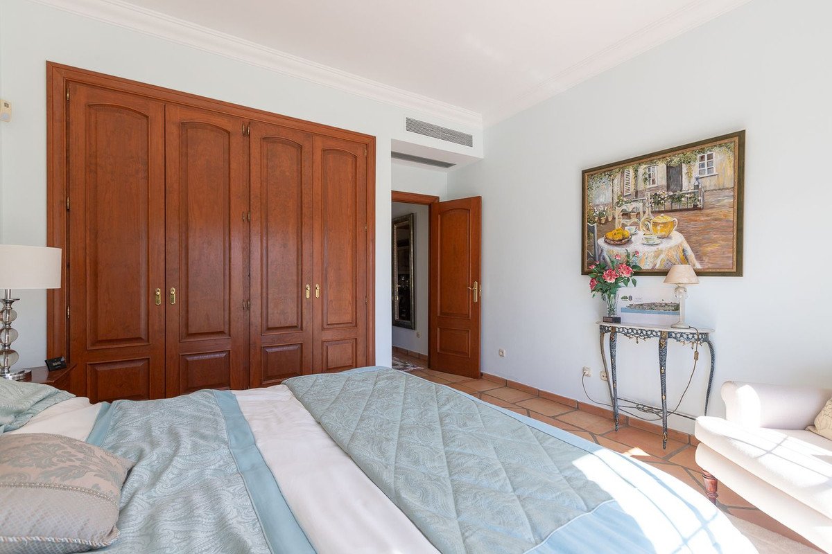 5 Bed Detached Villa in Elviria