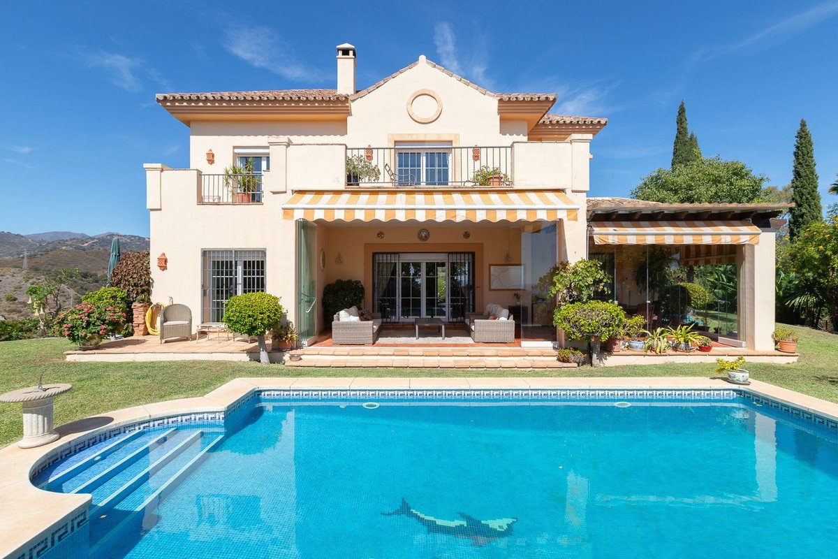 5 Bed Detached Villa in Elviria