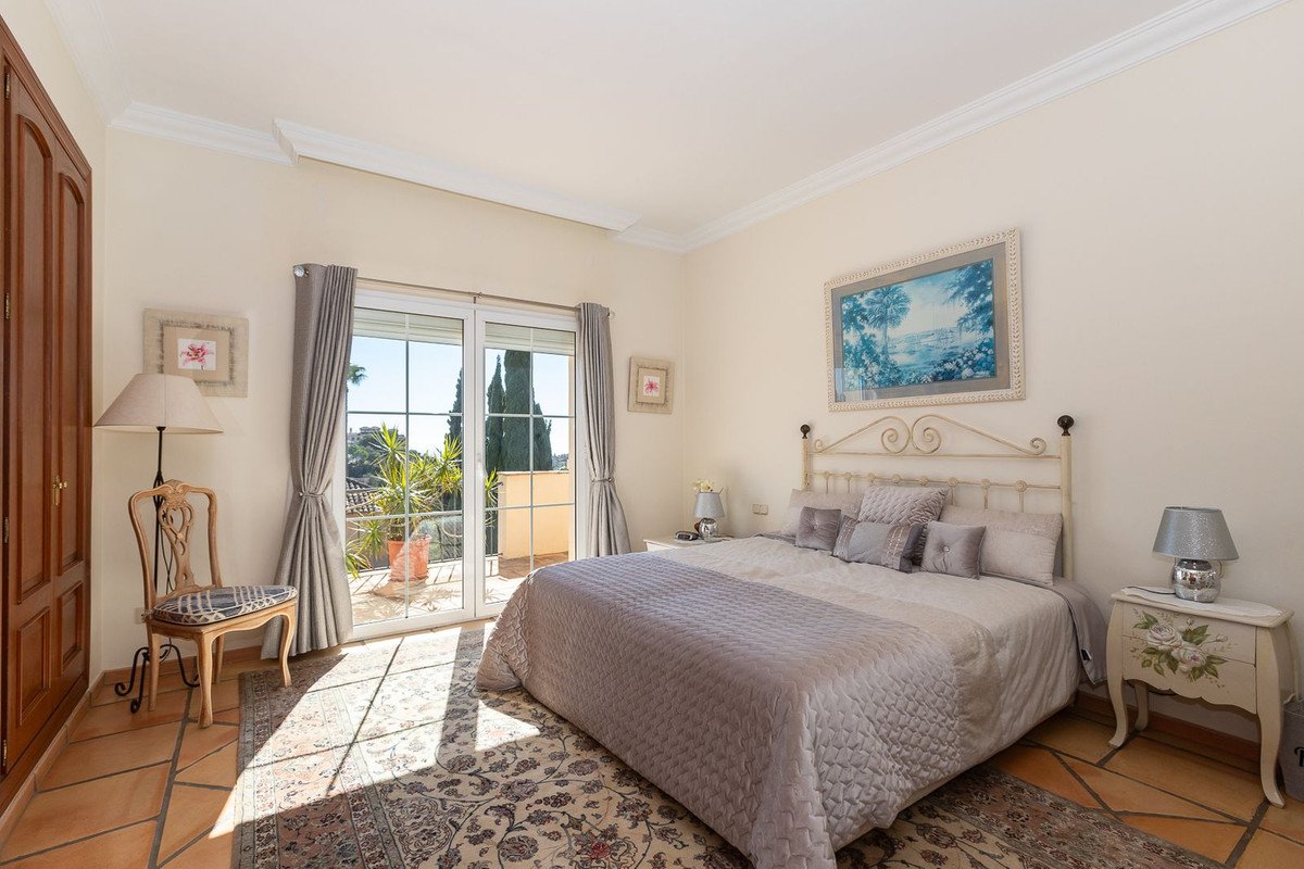 5 Bed Detached Villa in Elviria