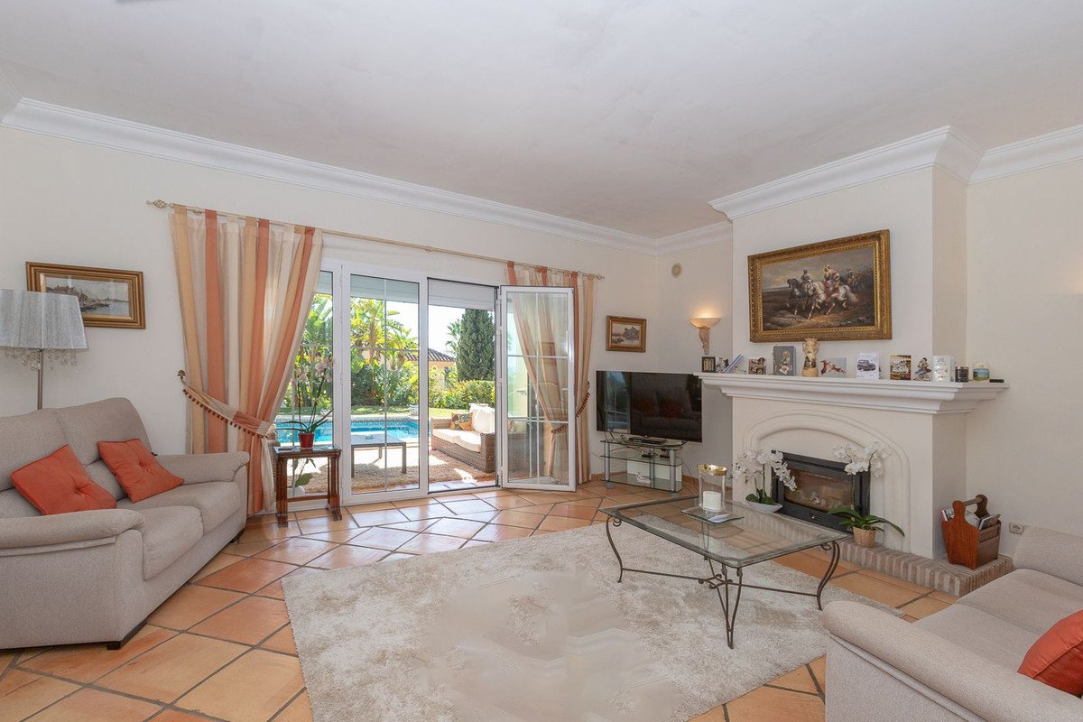 5 Bed Detached Villa in Elviria