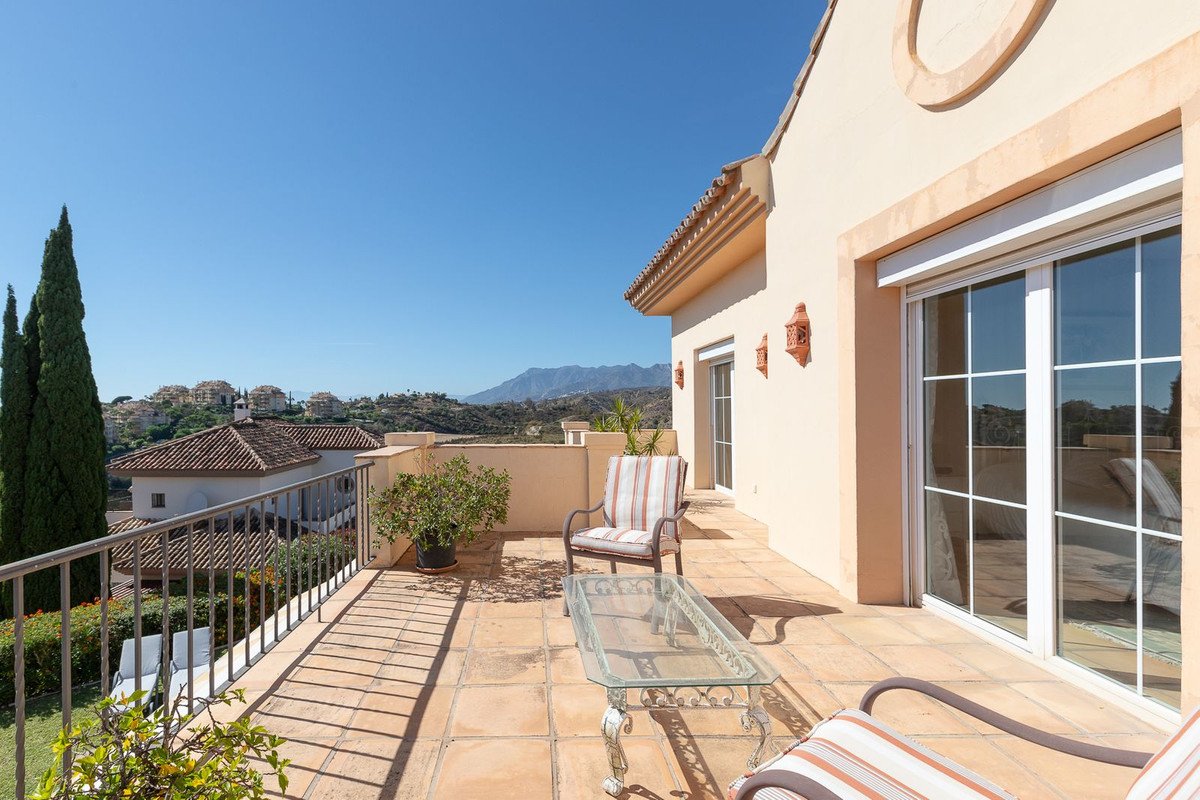 5 Bed Detached Villa in Elviria