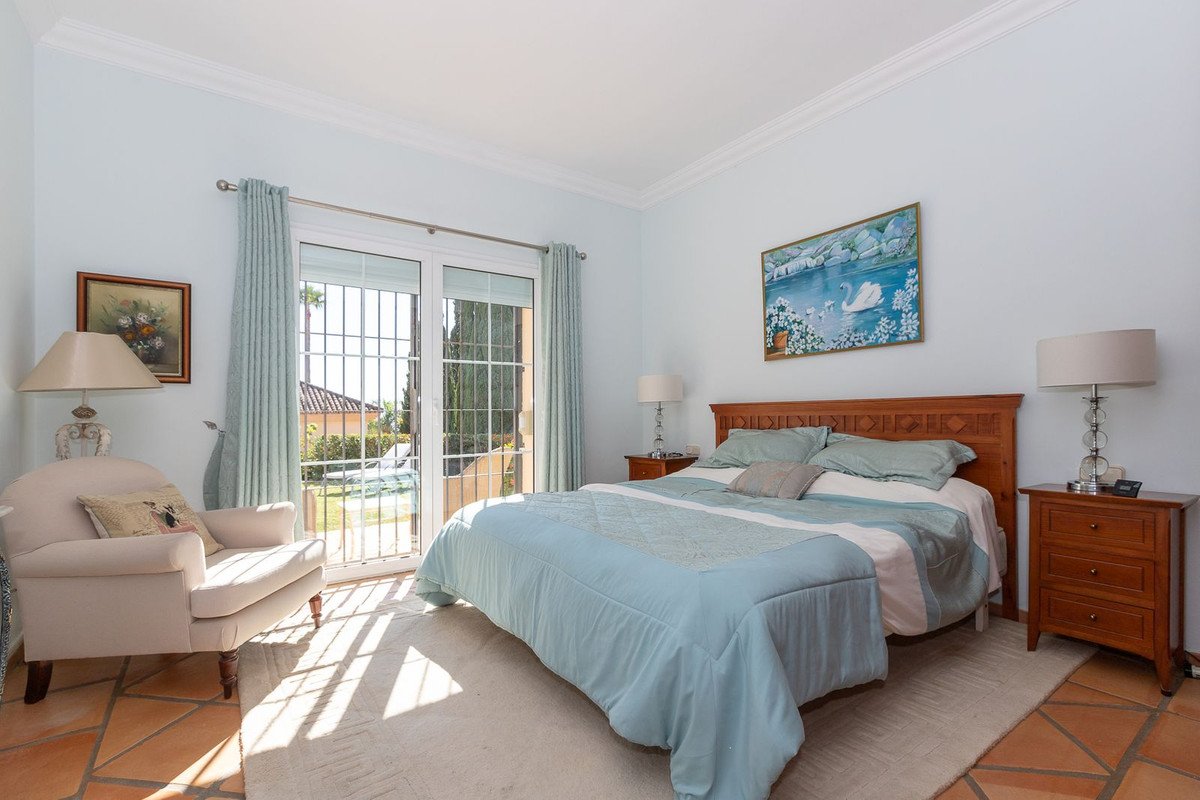 5 Bed Detached Villa in Elviria