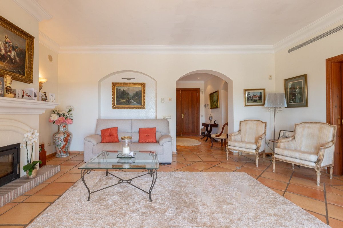 5 Bed Detached Villa in Elviria