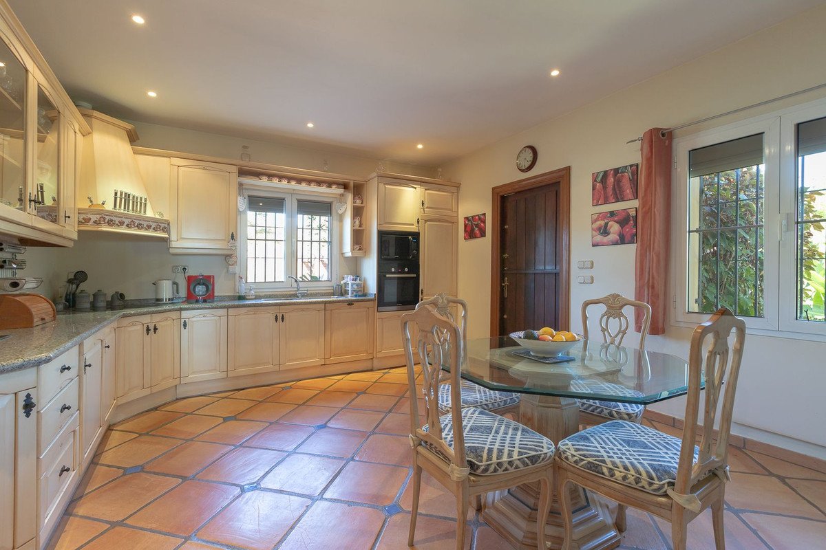 5 Bed Detached Villa in Elviria