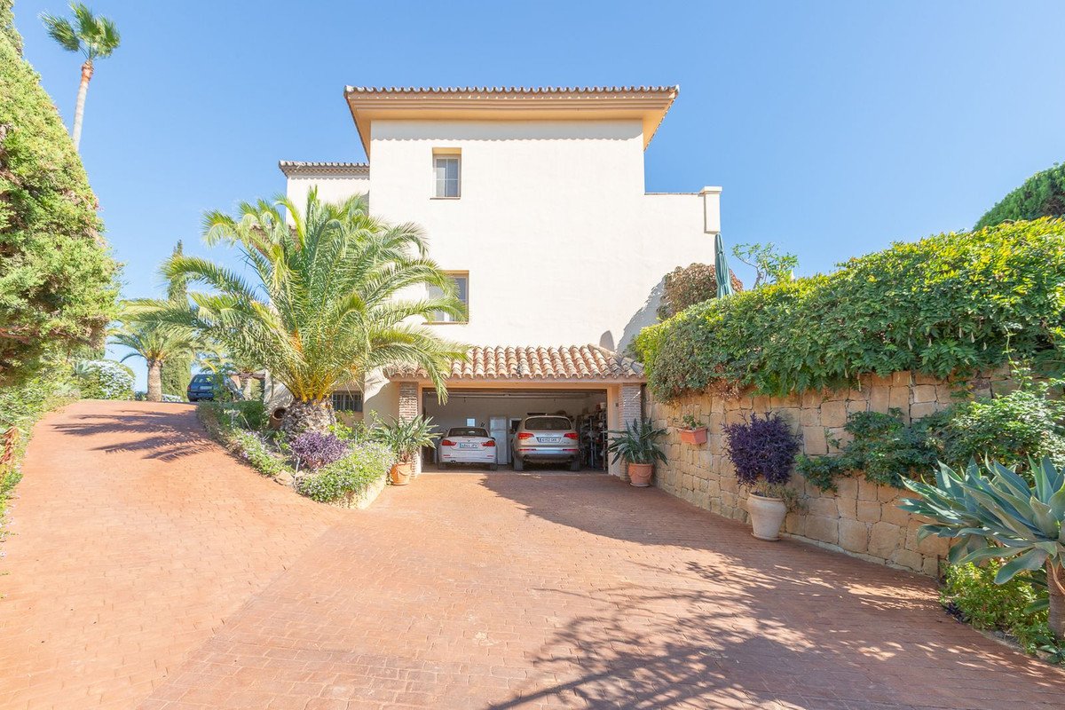 5 Bed Detached Villa in Elviria
