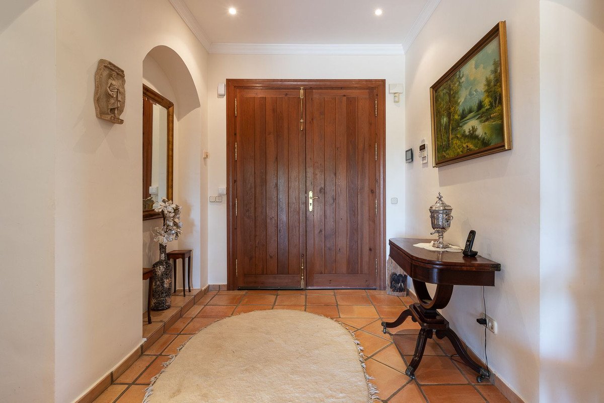 5 Bed Detached Villa in Elviria