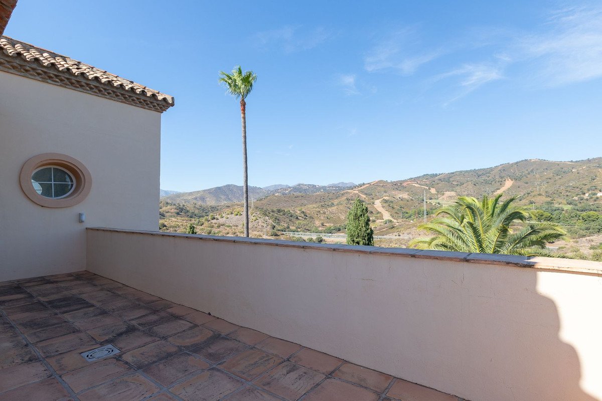 5 Bed Detached Villa in Elviria