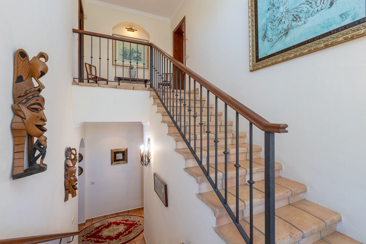 5 Bed Detached Villa in Elviria