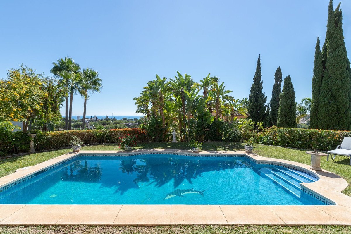 5 Bed Detached Villa in Elviria