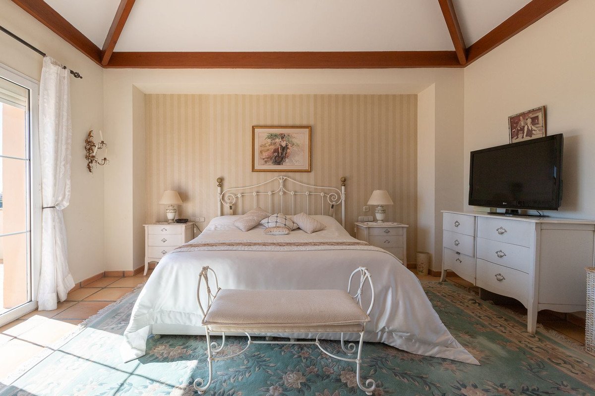 5 Bed Detached Villa in Elviria