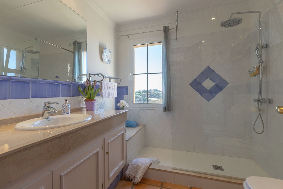 5 Bed Detached Villa in Elviria