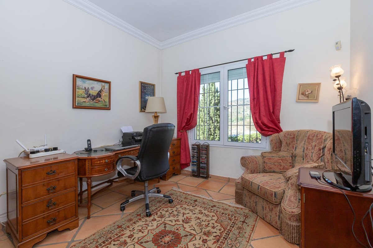 5 Bed Detached Villa in Elviria