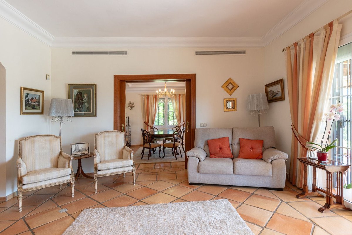 5 Bed Detached Villa in Elviria