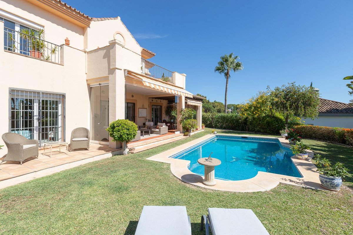 5 Bed Detached Villa in Elviria