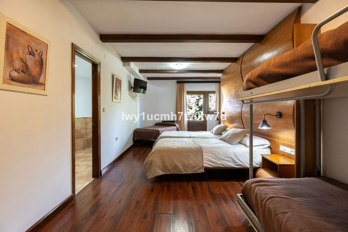 52 Bed Hotel in Sierra Nevada