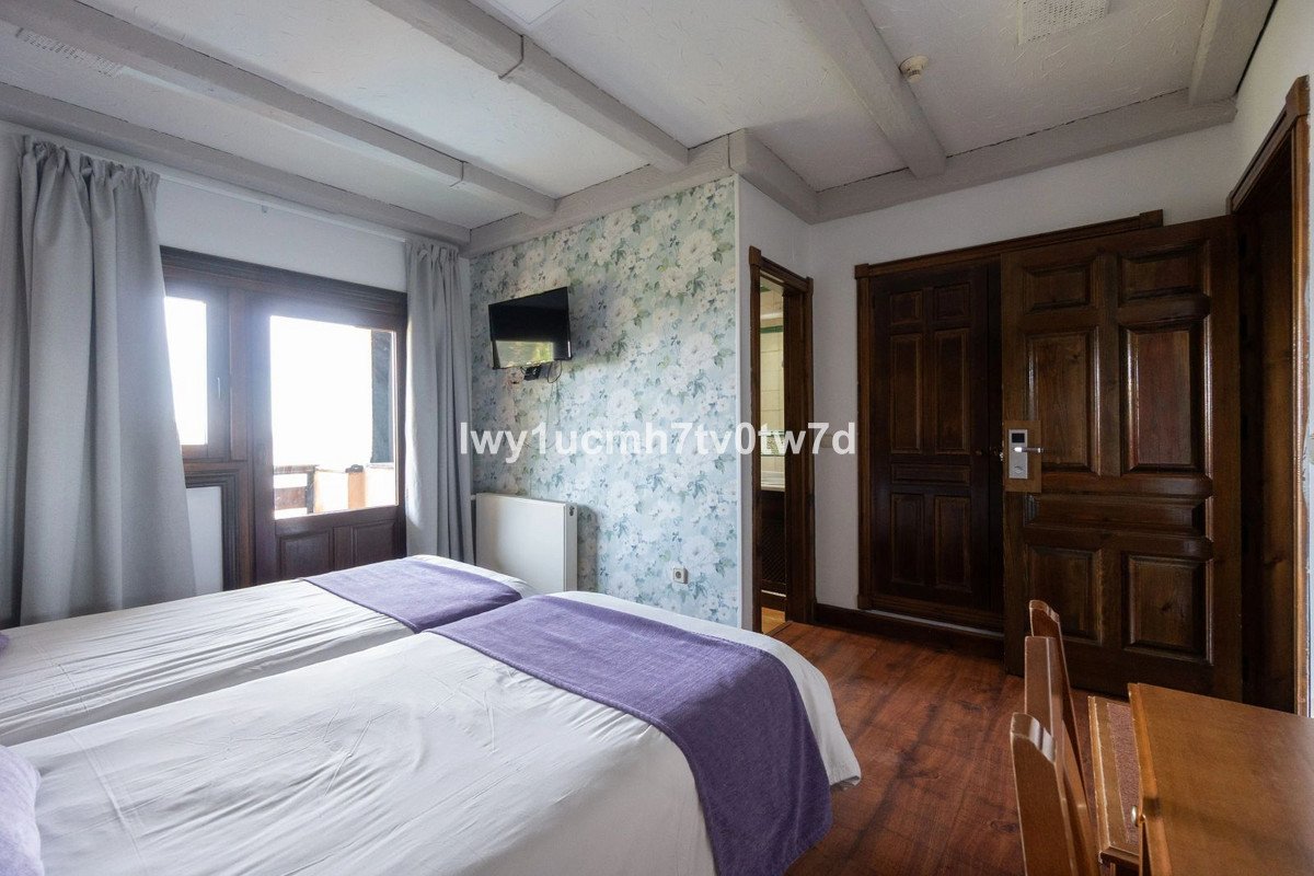 52 Bed Hotel in Sierra Nevada