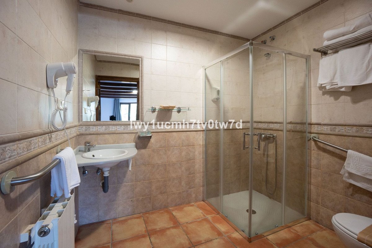 52 Bed Hotel in Sierra Nevada