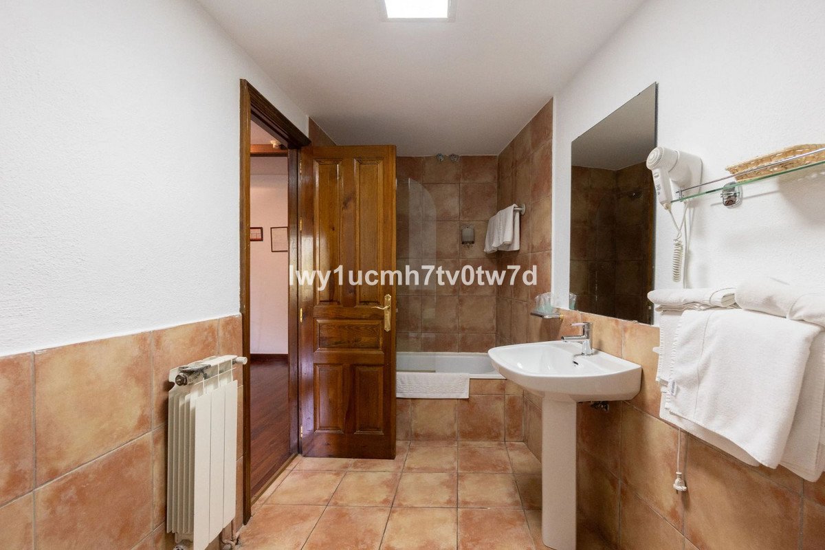 52 Bed Hotel in Sierra Nevada