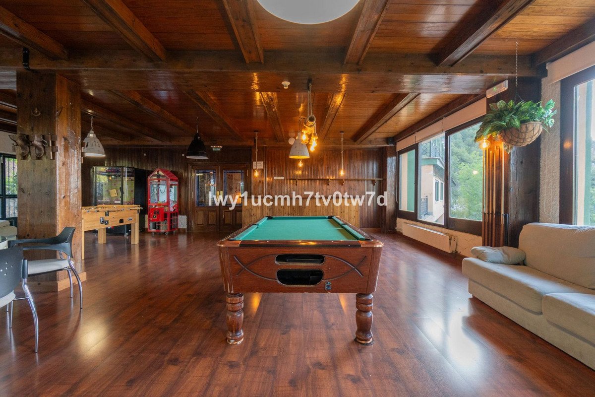 52 Bed Hotel in Sierra Nevada
