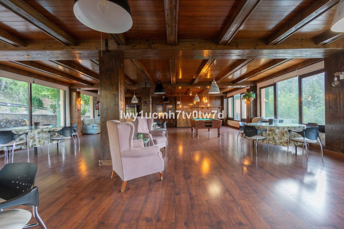 52 Bed Hotel in Sierra Nevada