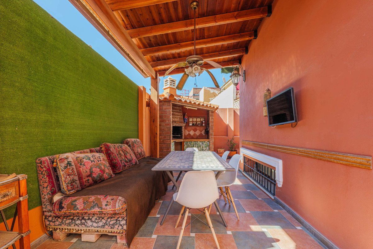 6 Bed Semi-Detached House in Puerto de la Torre