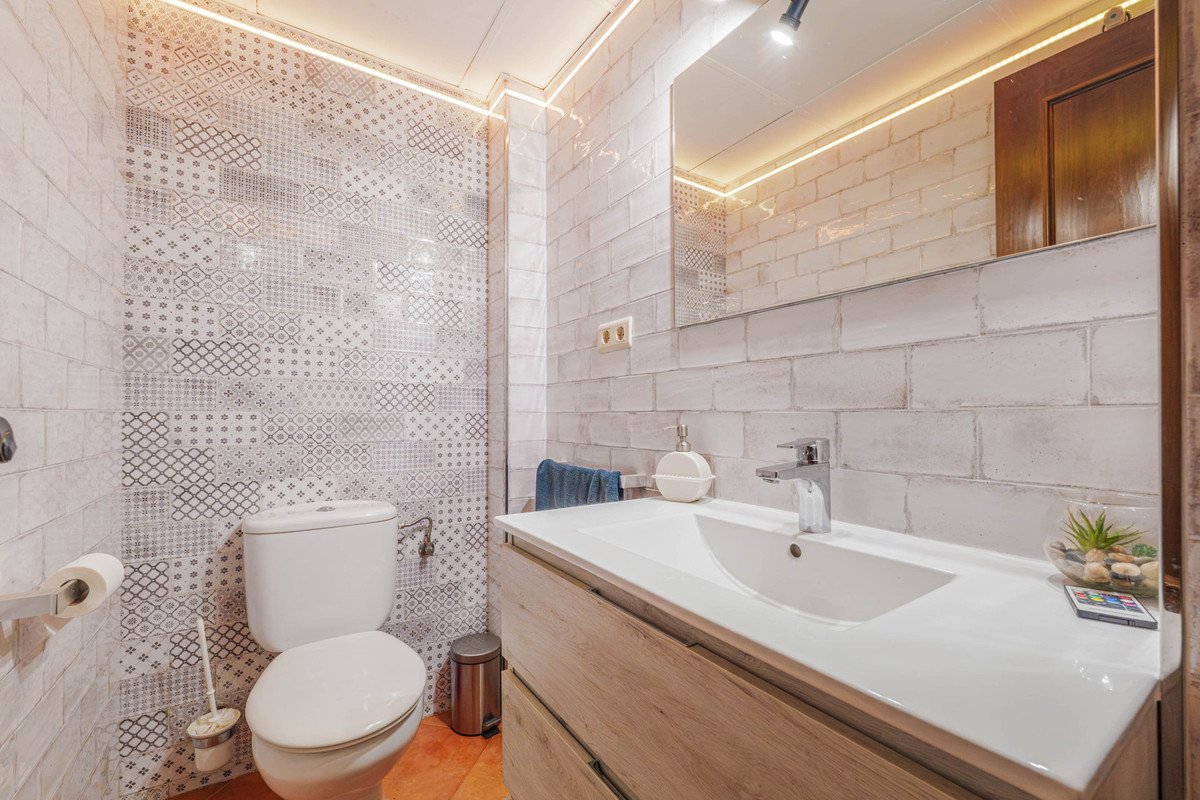 6 Bed Semi-Detached House in Puerto de la Torre