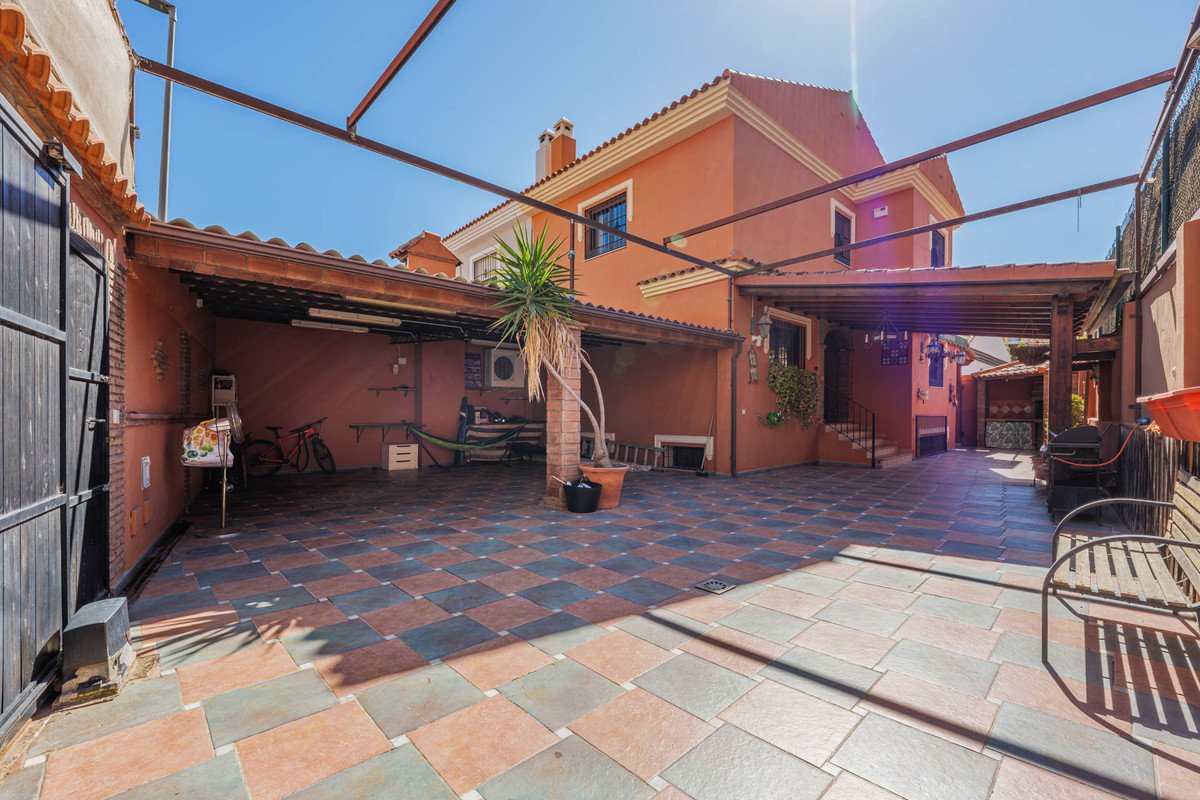 6 Bed Semi-Detached House in Puerto de la Torre