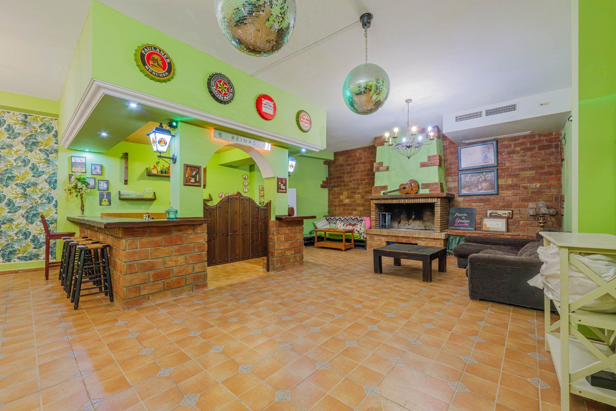 6 Bed Semi-Detached House in Puerto de la Torre