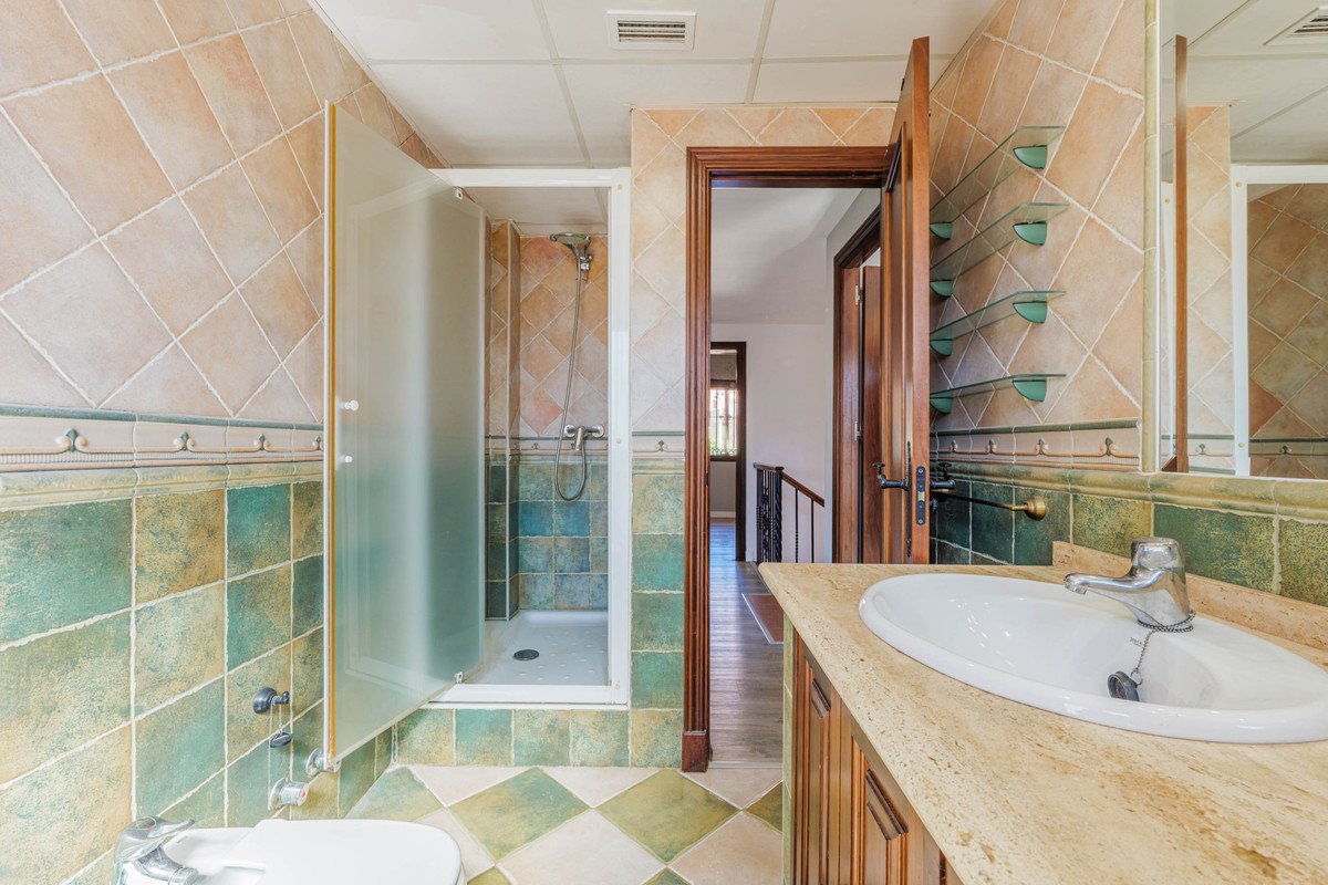 6 Bed Semi-Detached House in Puerto de la Torre