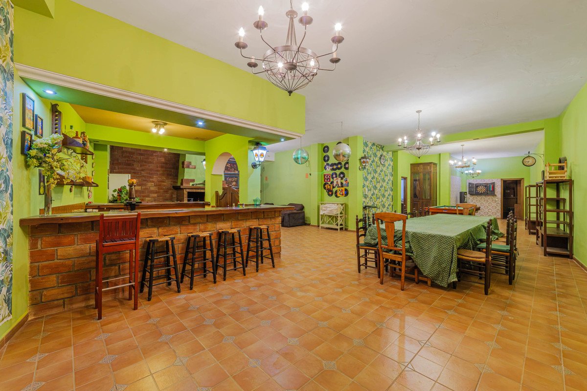 6 Bed Semi-Detached House in Puerto de la Torre
