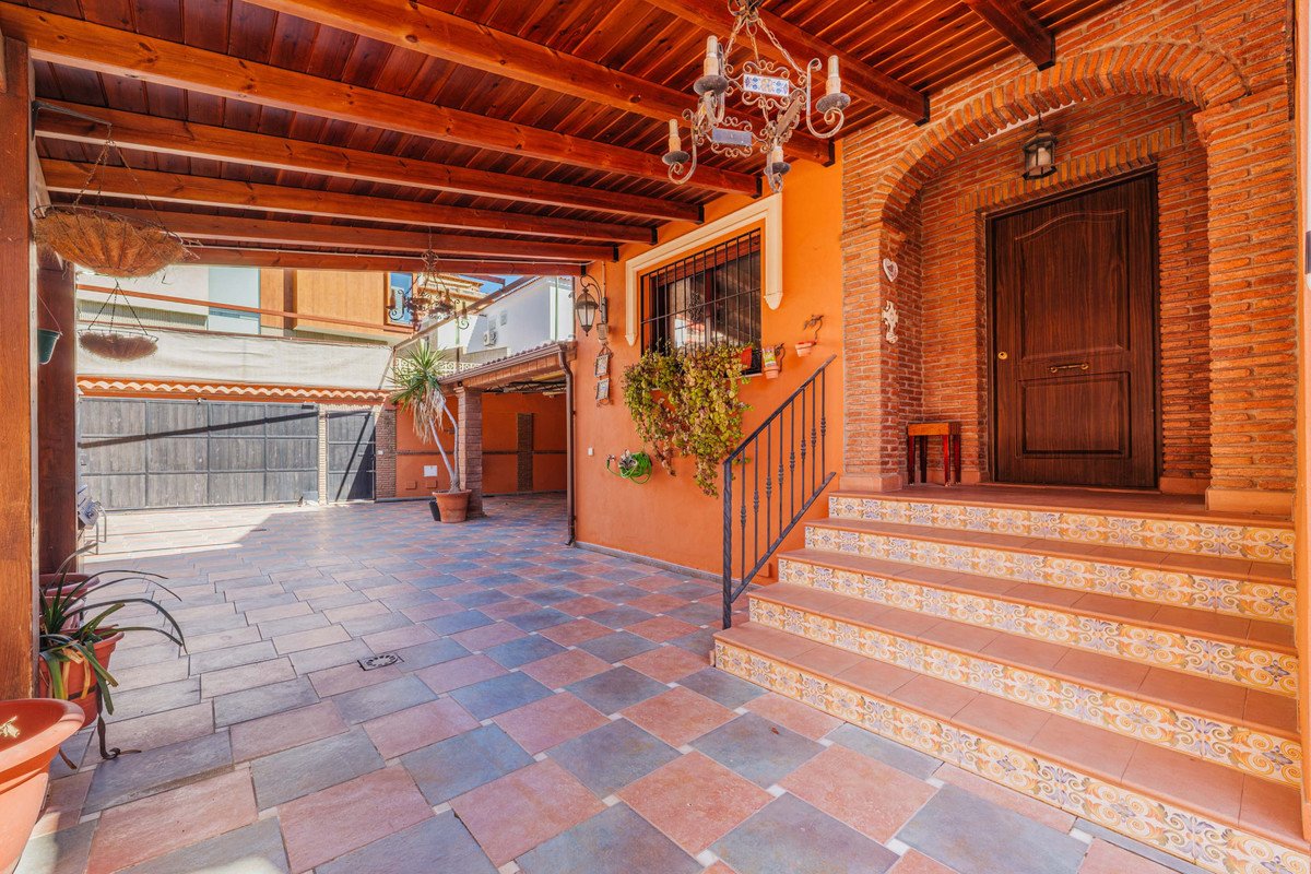 6 Bed Semi-Detached House in Puerto de la Torre