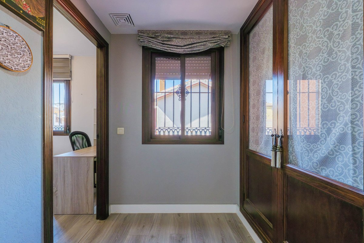6 Bed Semi-Detached House in Puerto de la Torre