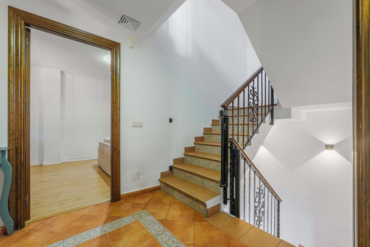 6 Bed Semi-Detached House in Puerto de la Torre