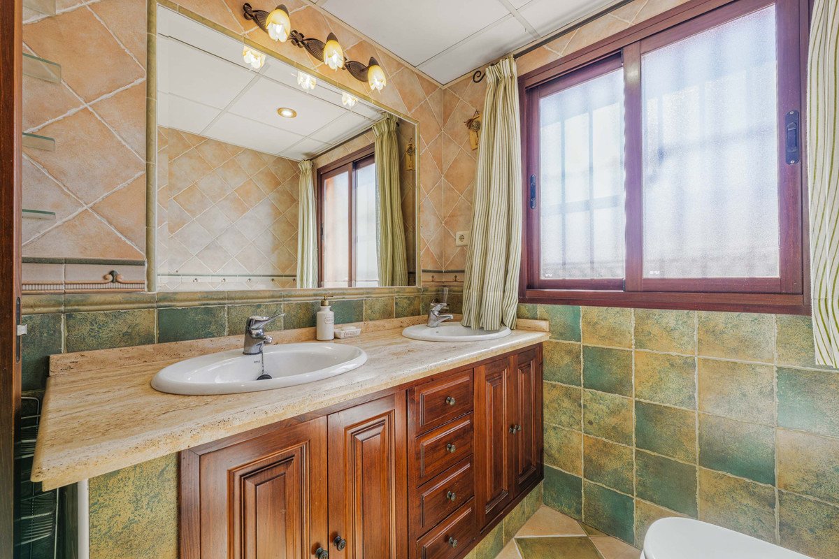 6 Bed Semi-Detached House in Puerto de la Torre