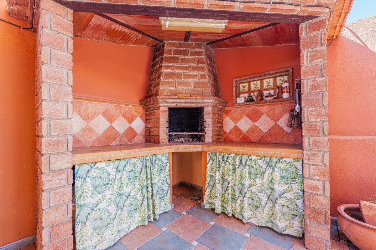 6 Bed Semi-Detached House in Puerto de la Torre