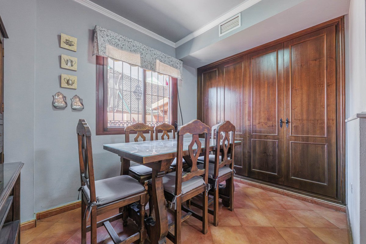 6 Bed Semi-Detached House in Puerto de la Torre