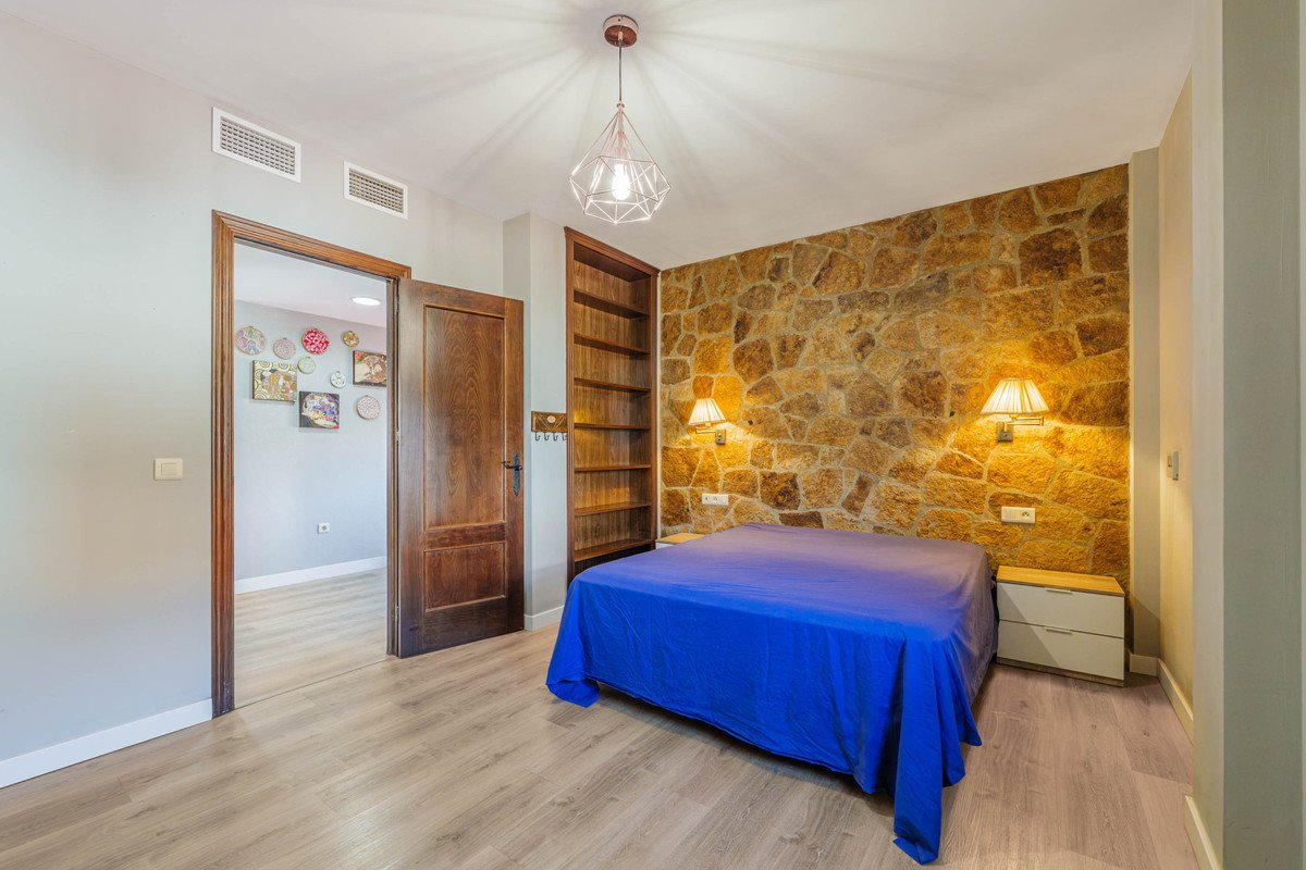 6 Bed Semi-Detached House in Puerto de la Torre