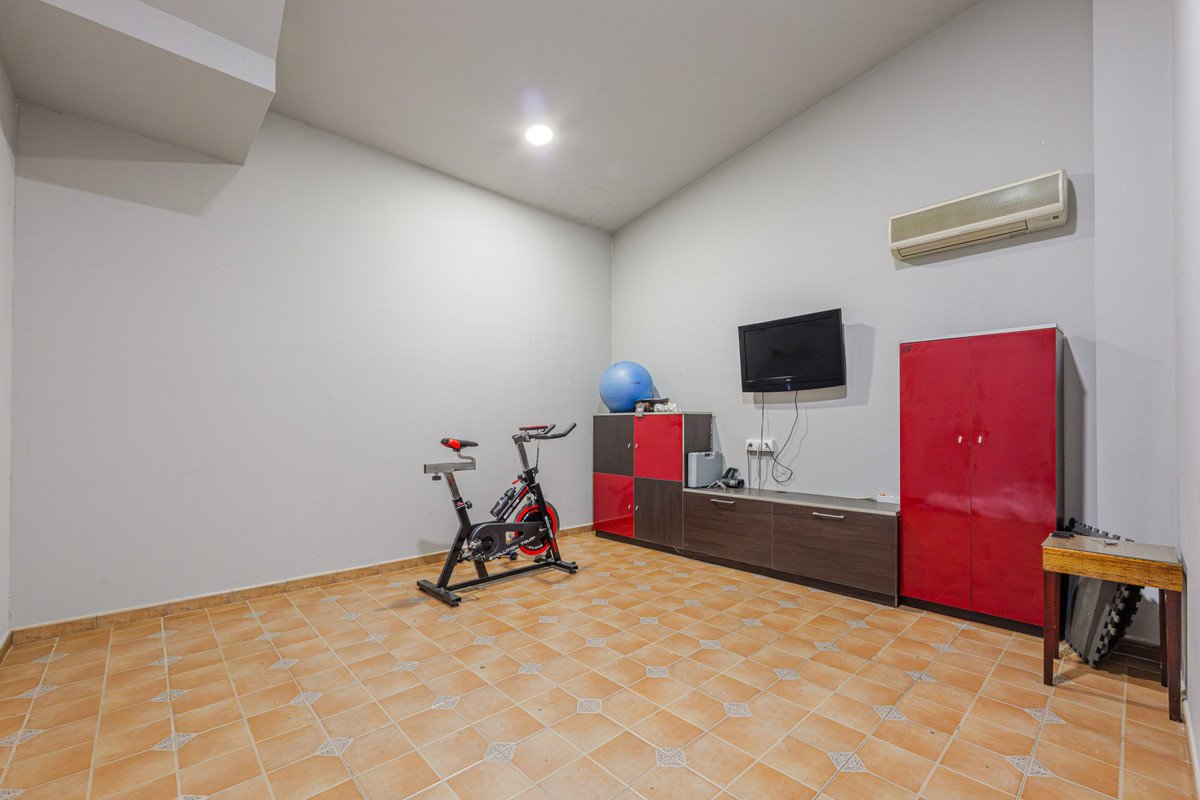 6 Bed Semi-Detached House in Puerto de la Torre