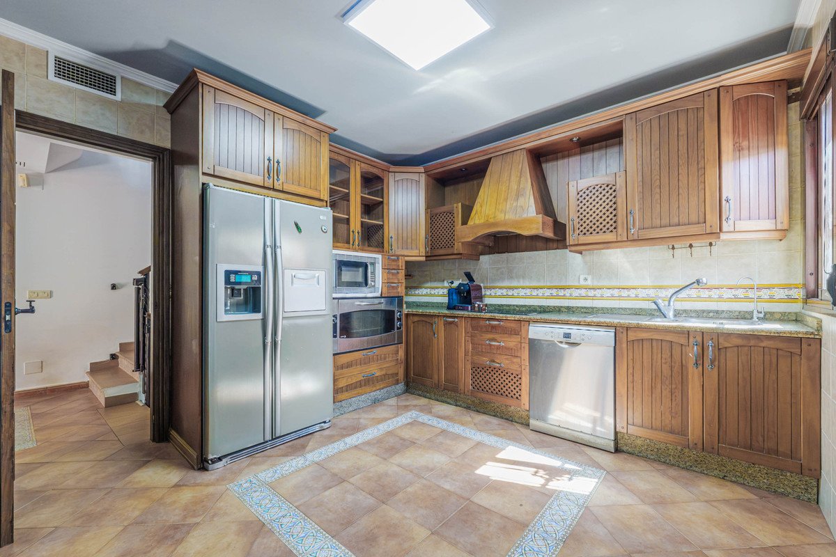 6 Bed Semi-Detached House in Puerto de la Torre