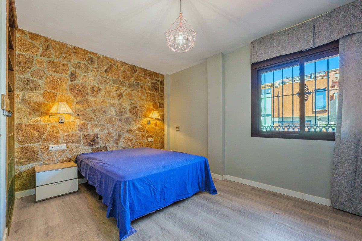 6 Bed Semi-Detached House in Puerto de la Torre