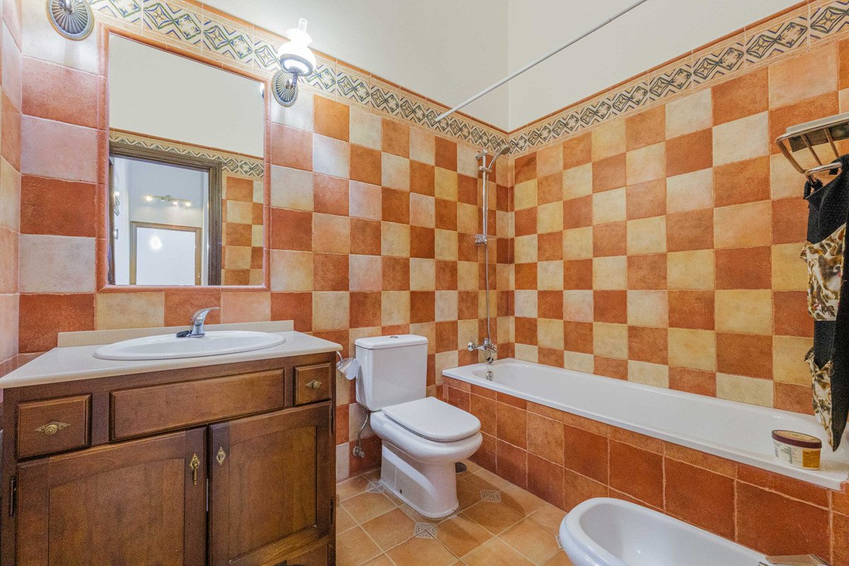 6 Bed Semi-Detached House in Puerto de la Torre