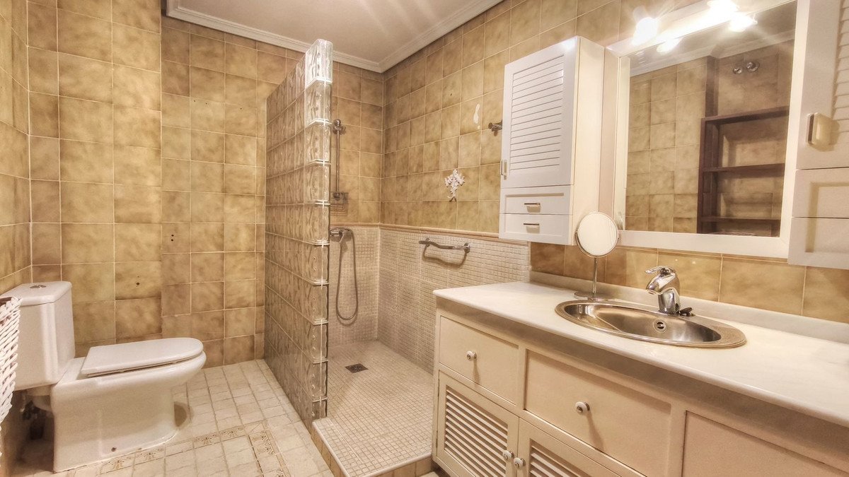 4 Bed Middle Floor Apartment in San Pedro de Alcántara