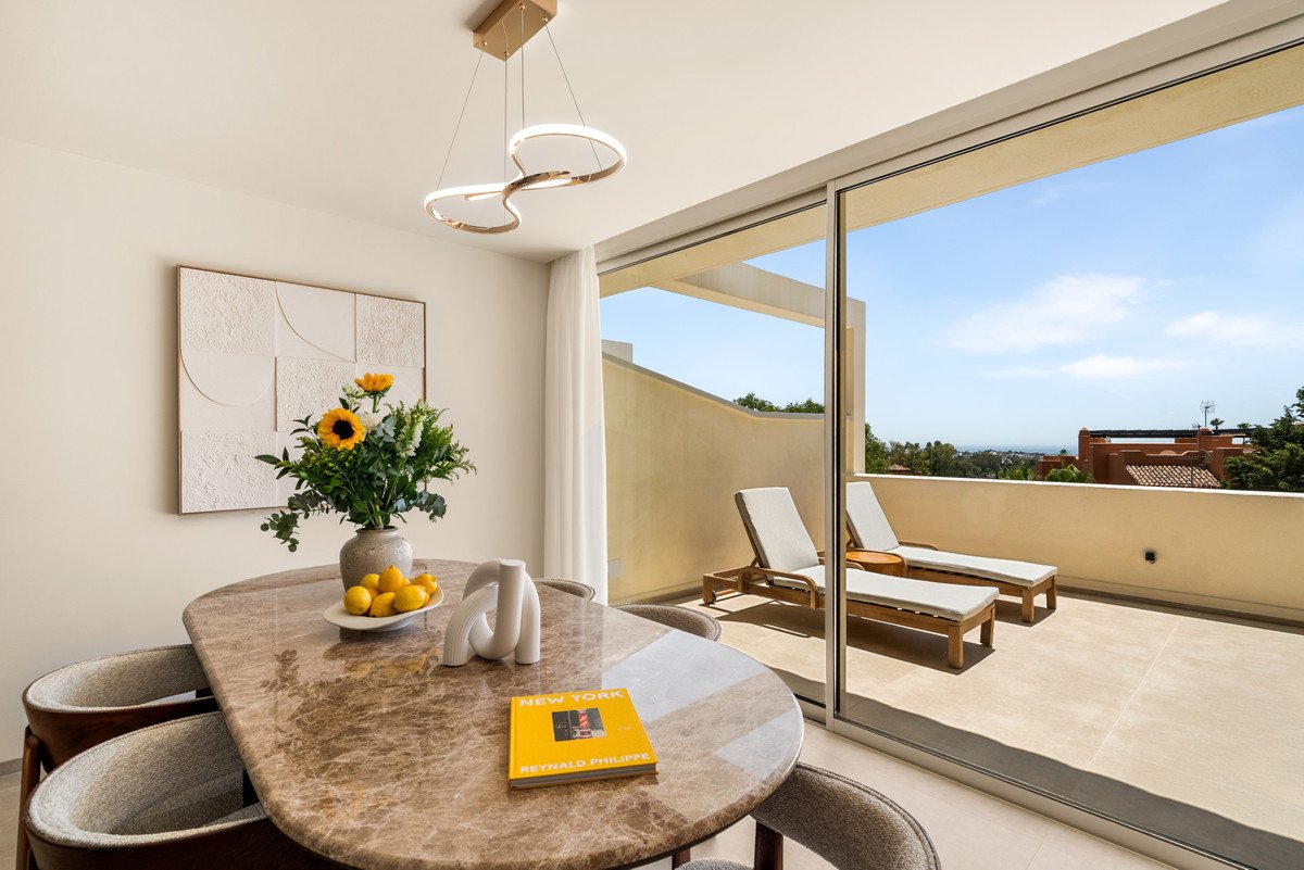 3 Bed Middle Floor Apartment in Nueva Andalucía