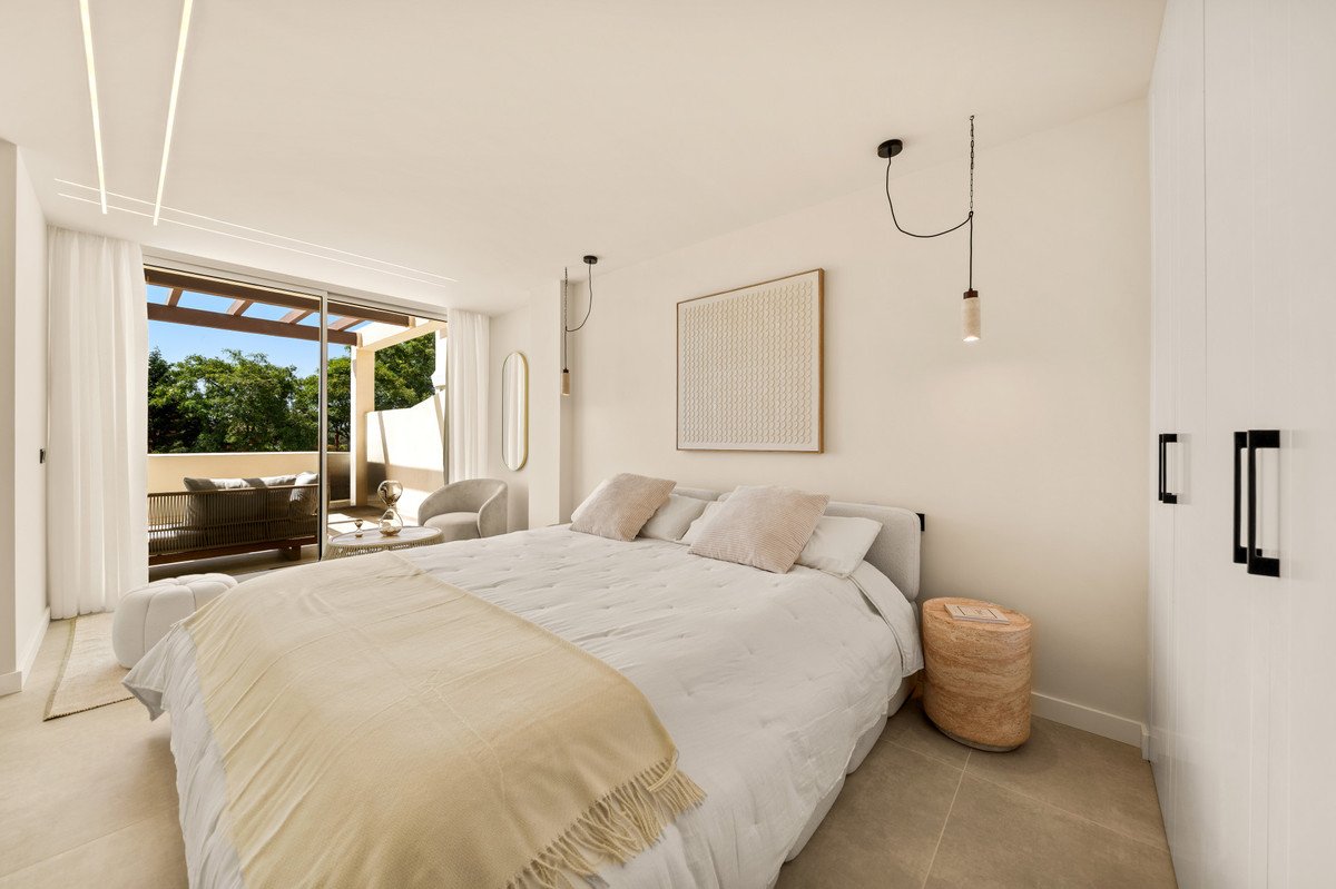 3 Bed Middle Floor Apartment in Nueva Andalucía