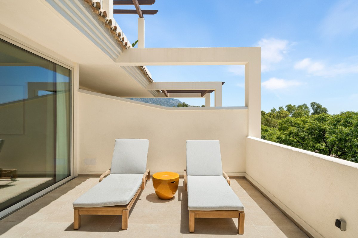 3 Bed Middle Floor Apartment in Nueva Andalucía